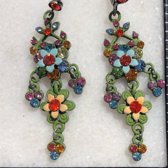 Vintage Feel Flowery Earrings. - Picture 9 of 10